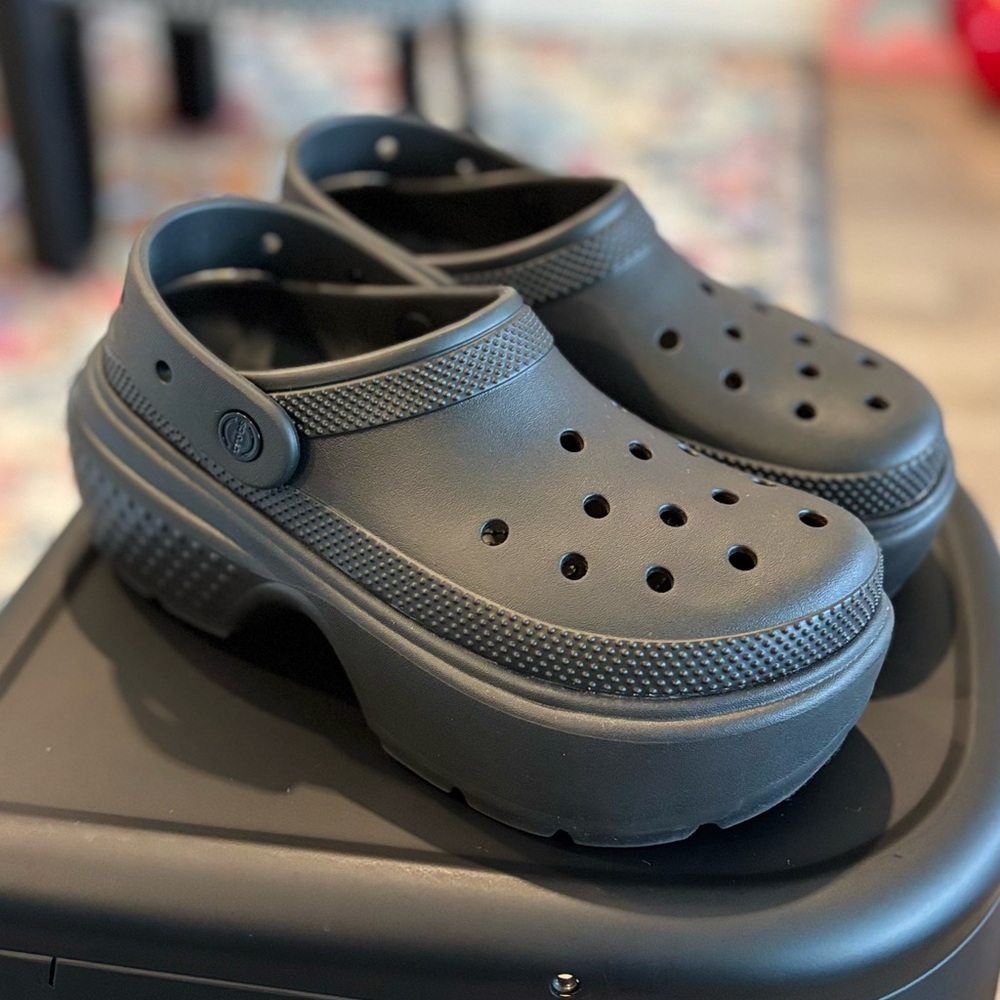 NWOT CROCS Black Platform Stomp Clogs
